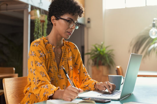 man opening a checking account with no minimum deposit online